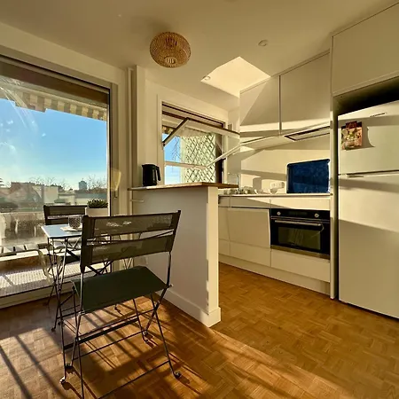 Mobility Lease- Sunny With Large Balcony, Park View At 15 Appartement *